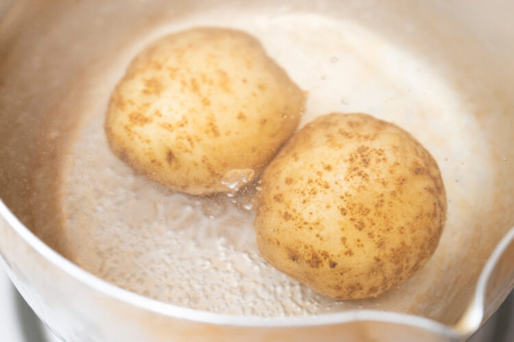 丸ごとじゃがいもを茹でる